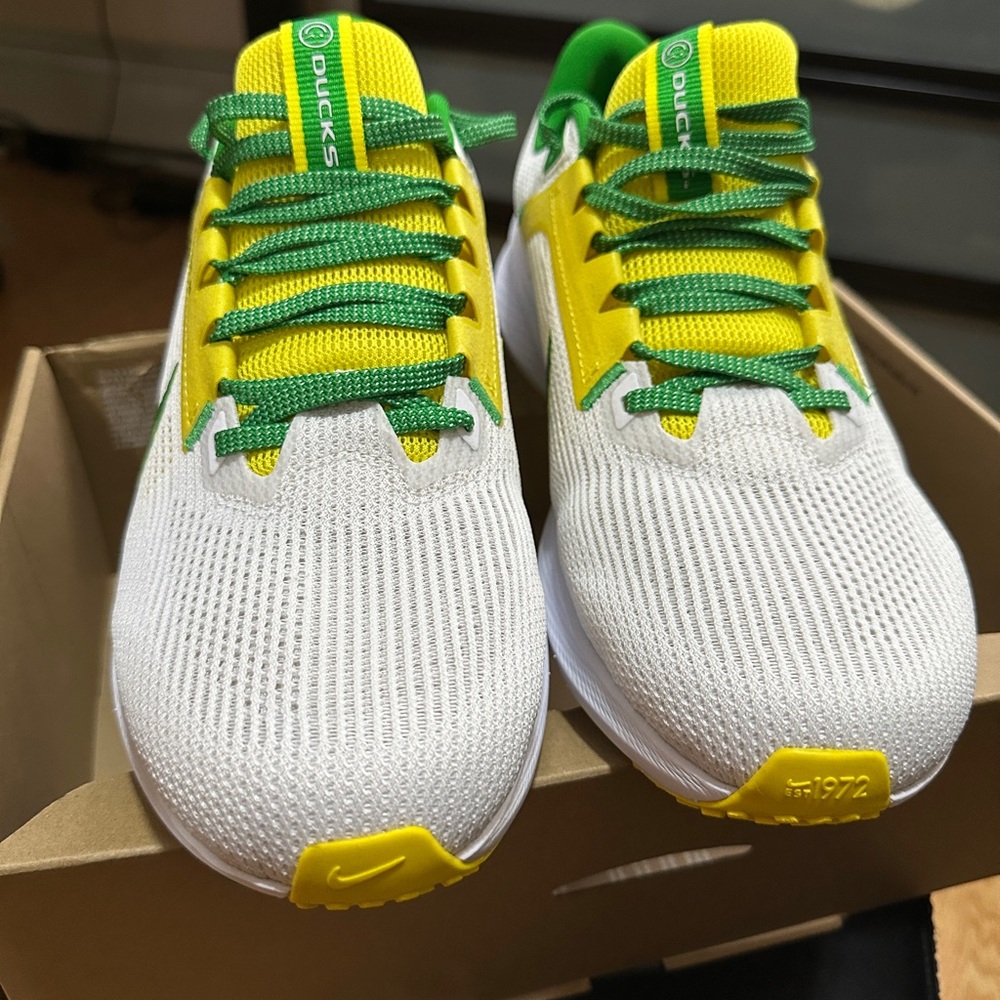 Nike Pegasus 40 White and Yellow Athletic Shoes - Picture 4 of 7